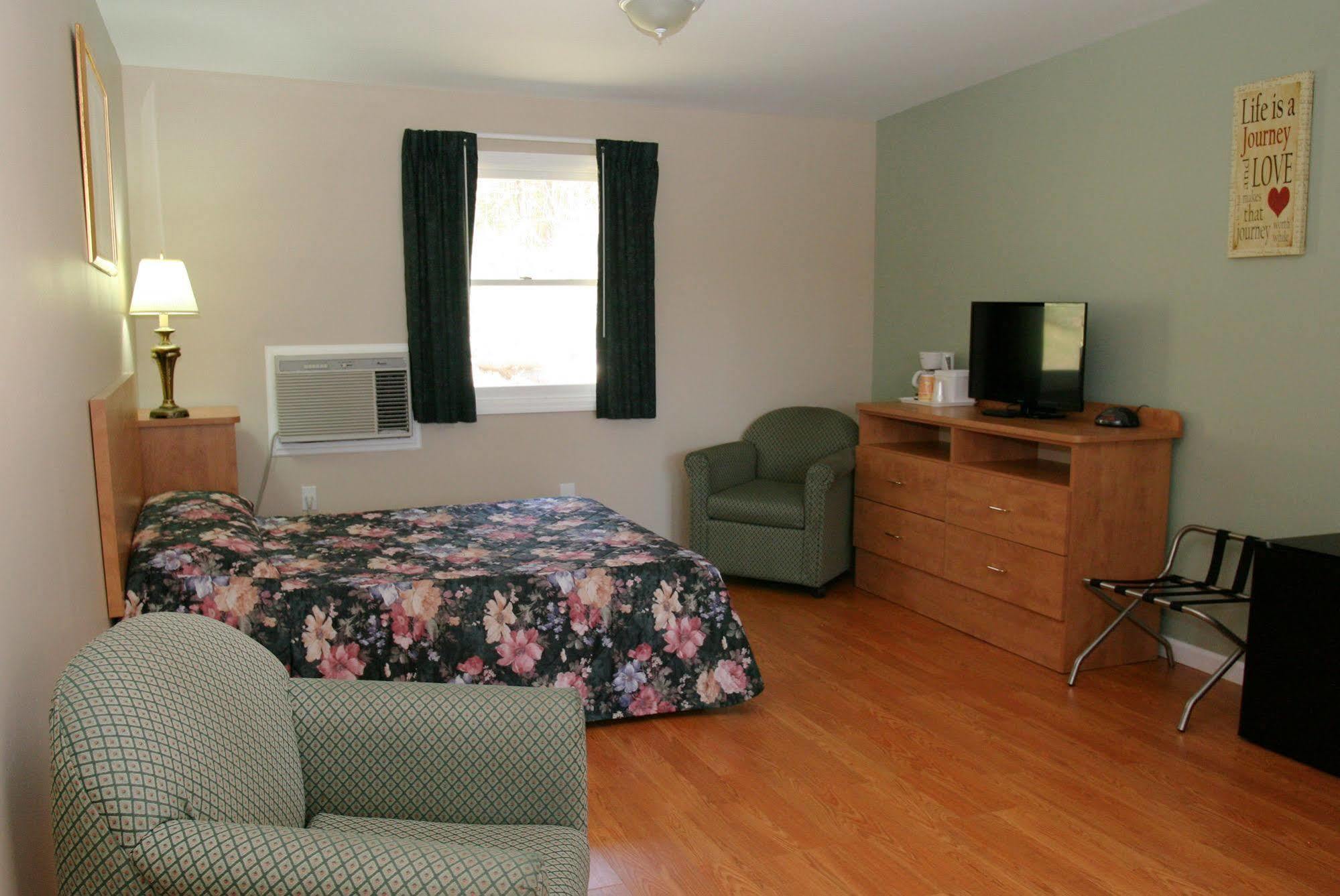 Studio Motel Of Lake George Exterior photo